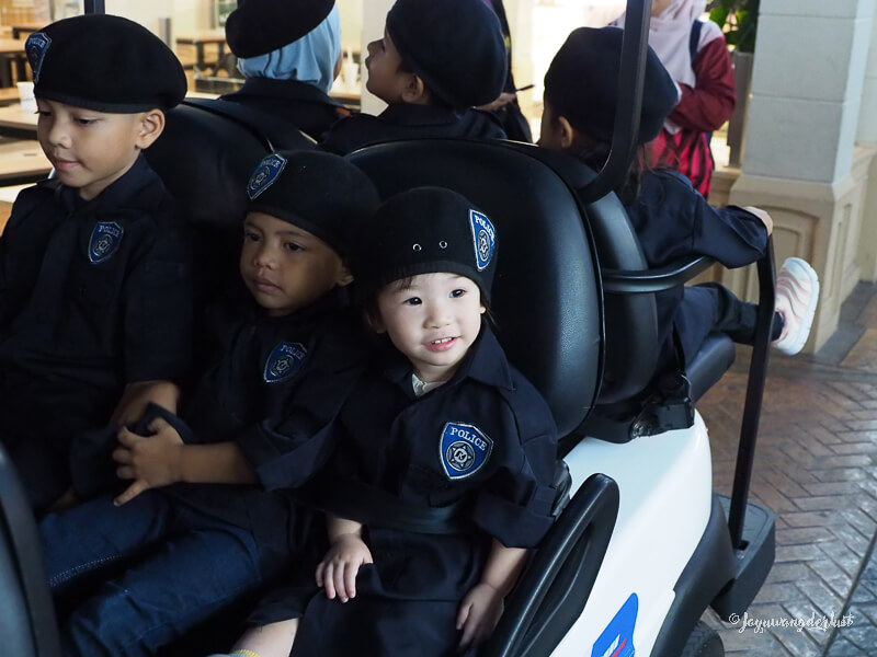 坐上警車出動了！