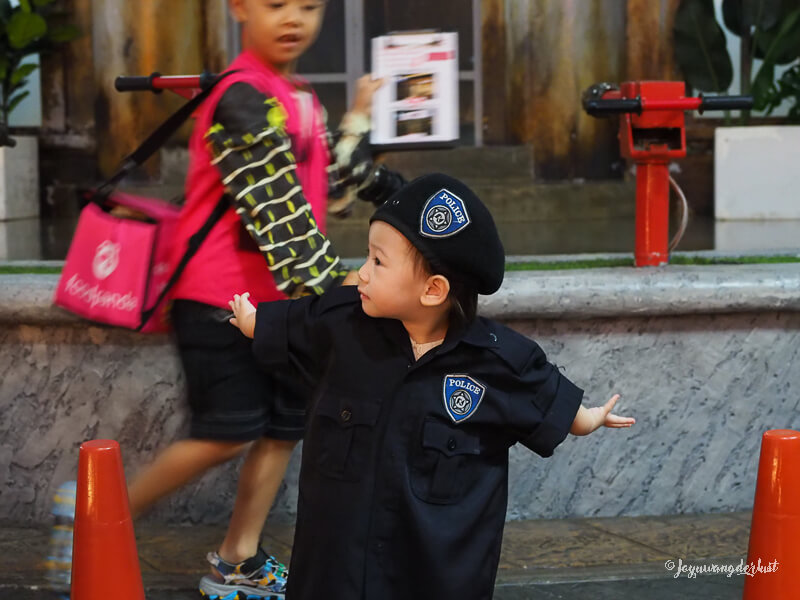 抵達火災現場，工作是要維持秩序。剛好後面有foodpanda經過哈哈